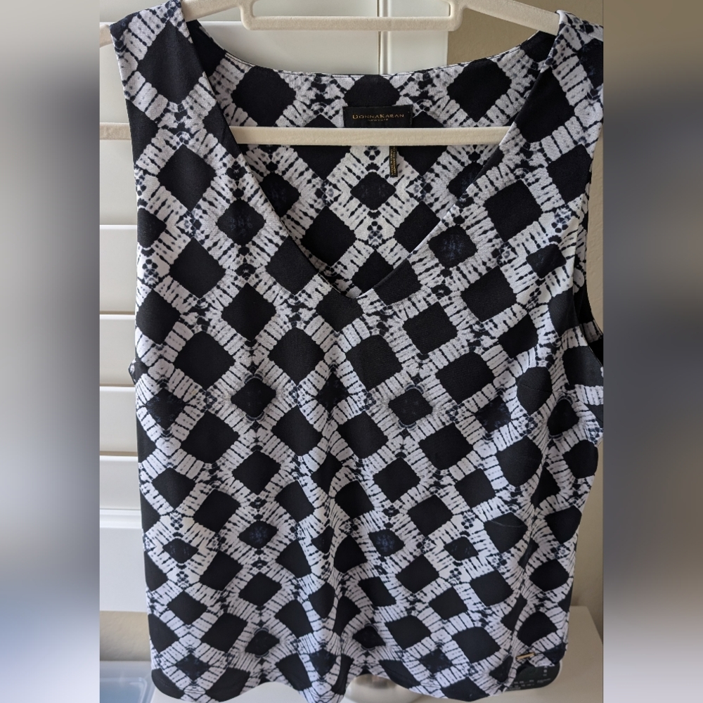 ELEGANT DONNA KARAN NY V-NECK SLEEVELESS BLACK 🖤/WHITE 🤍 TOP